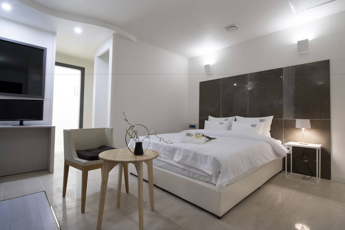 Kamar Premium | Seprai premium, kedap suara, dan Wi-Fi gratis