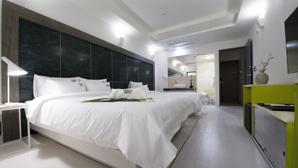 Ropa de cama de alta calidad, sistema de insonorización y wifi gratis 