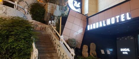 Vista frontal de la propiedad por la tarde o noche