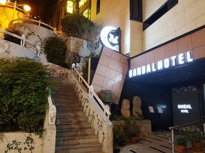 Bagian depan properti - sore/malam