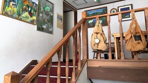 Una escalera con barandillas de madera y alfombra roja.