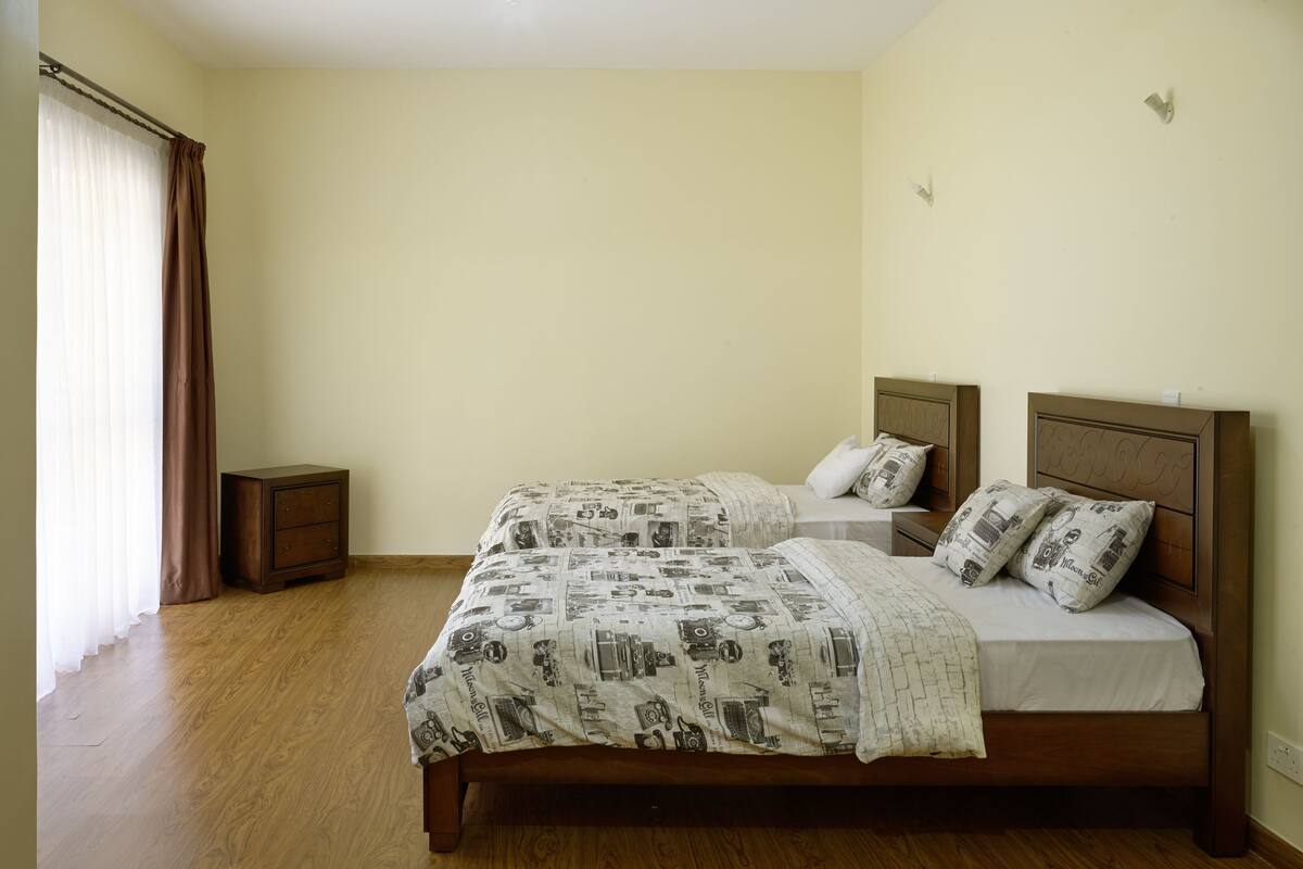 Quarto duplo | Ferros/tábuas de passar roupa, berços grátis, Wi-Fi de cortesia