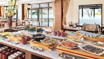 Daily buffet breakfast (JPY 2500 per person)