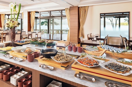 Desayuno buffet (JPY 2500 por persona)