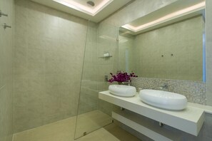 Villa, 4 chambres | Salle de bain | Douche, séchoir à cheveux, serviettes fournies