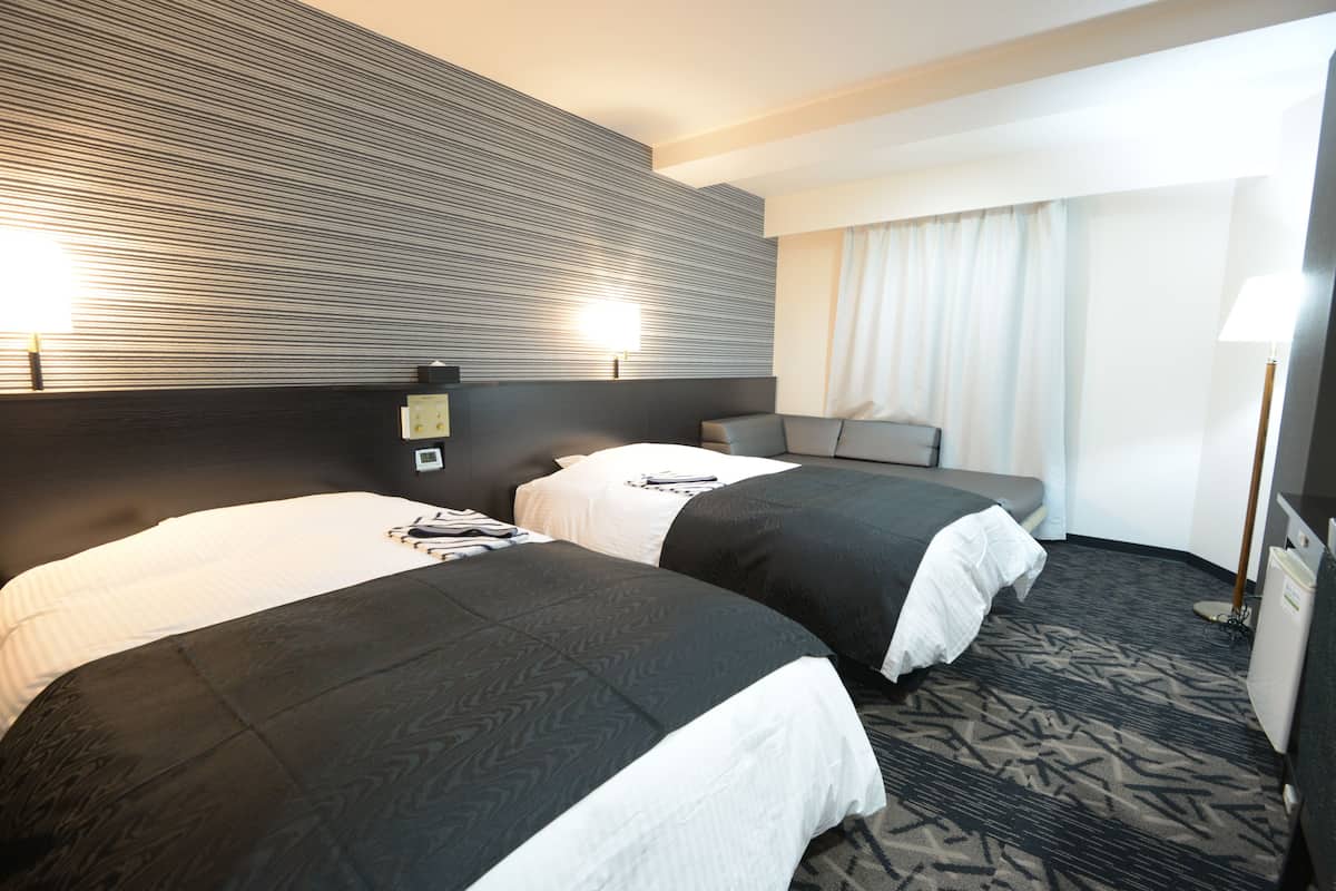 Twin Room, 2 Bedrooms, Non Smoking | Peralatan tempat tidur premium, gebar bulu kapas, meja 