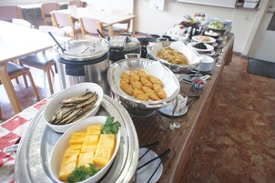 Daily buffet breakfast (JPY 1300 per person)