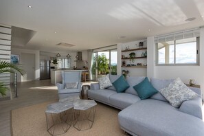 Villa, 5 chambres | Aire de séjour | Téléviseur à écran plat de 45 po avec télévision par satellite