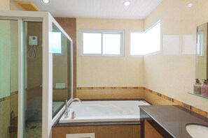 Shower, free toiletries, hair dryer, slippers - June Pool Villa (Krabi)