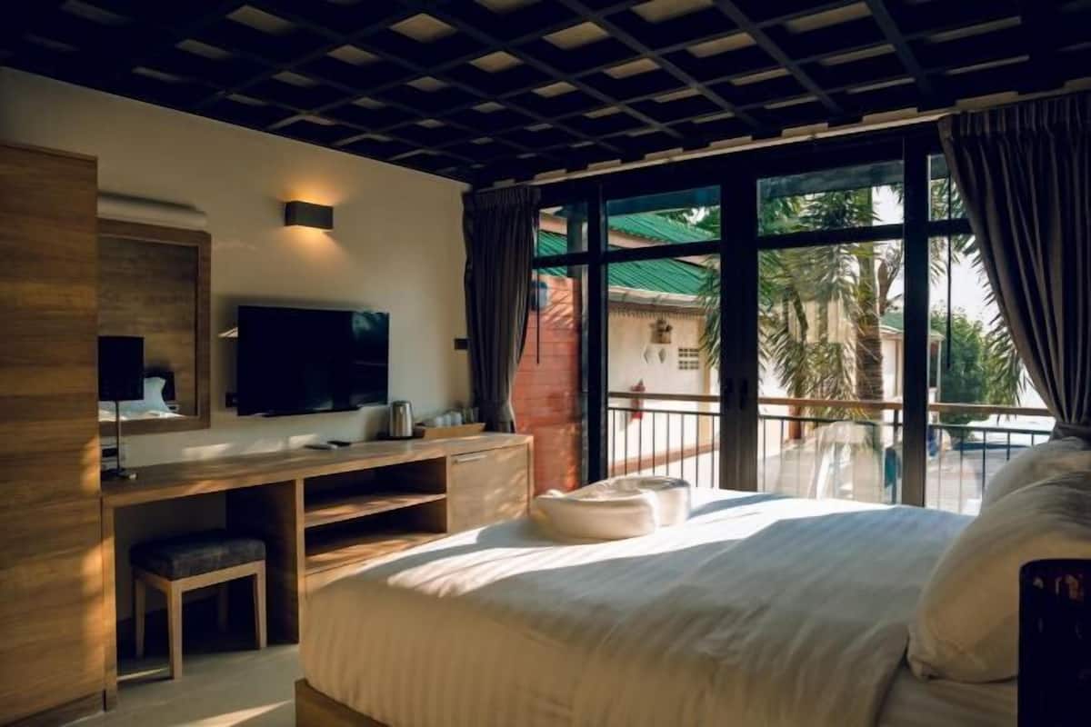 1 bedroom, in-room safe, desk, soundproofing