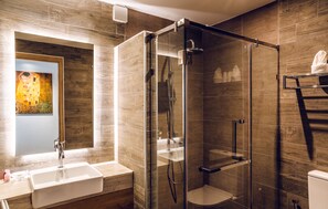 Ducha, artículos de tocador gratuitos, secador de pelo, batas