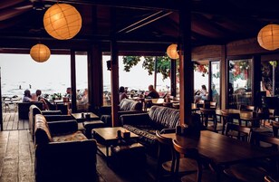 供应早餐、午餐和晚餐，本地与国际菜