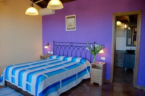 Escritorio, cunas gratuitas, internet por cable gratis y ropa de cama 