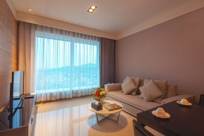 Suite, Bergblick | Wohnbereich | LCD-Fernseher