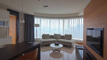 Deluxe Mountain Sea View Suite