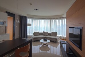 Deluxe Mountain Sea View Suite | Minibar, in-room safe, desk, blackout drapes