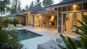 A resort with a pool, outdoor seating, and a covered dining area. - Villas Edenia (Gili Trawangan)
