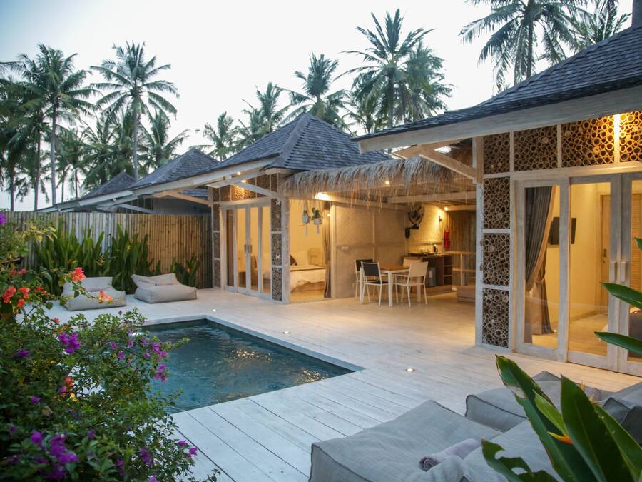 Un resort con piscina, mobiliario exterior y un comedor techado.