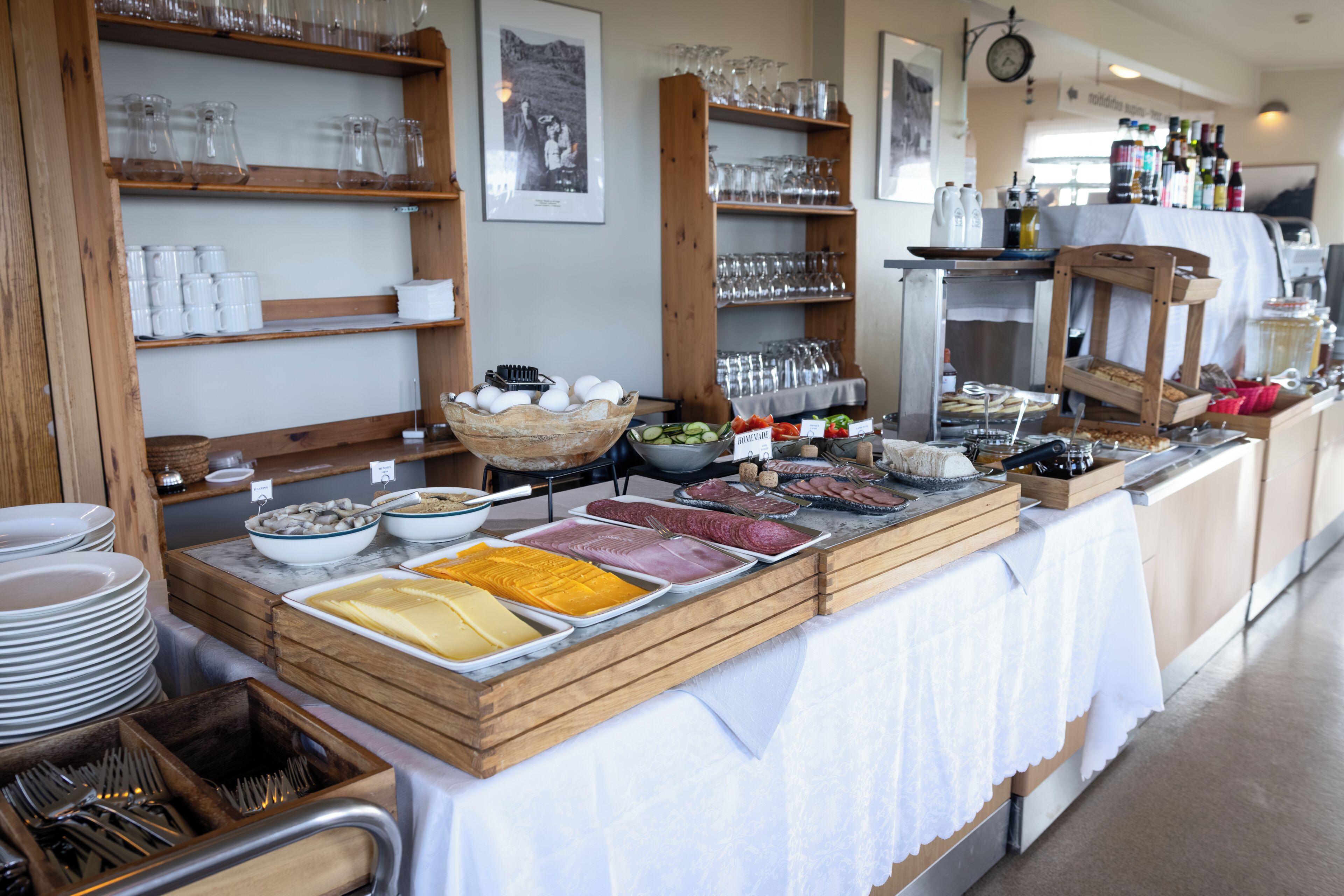 Een buffetopstelling met diverse gerechten en bestek.