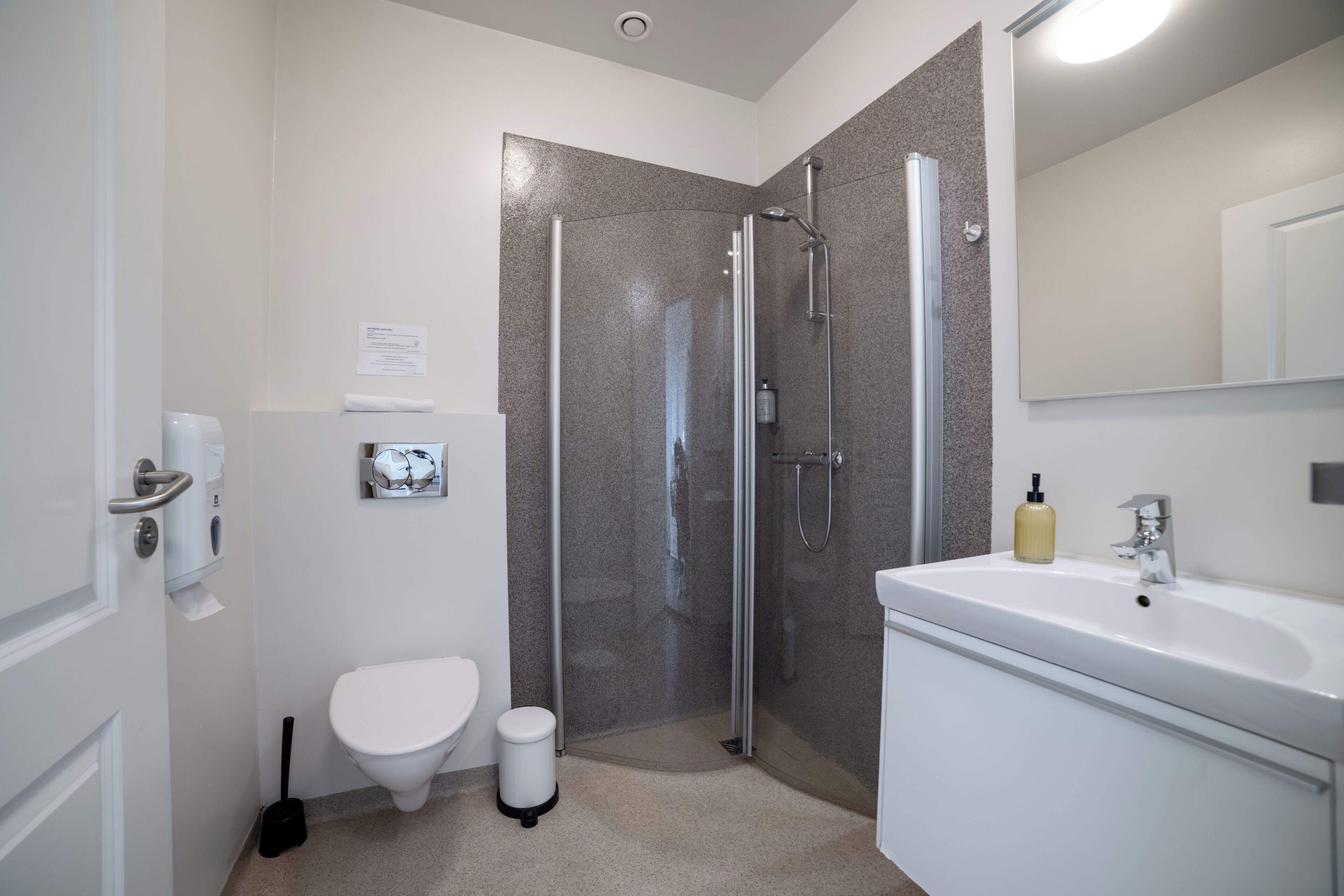 Un baño moderno con inodoro, bidé, ducha y lavamanos.