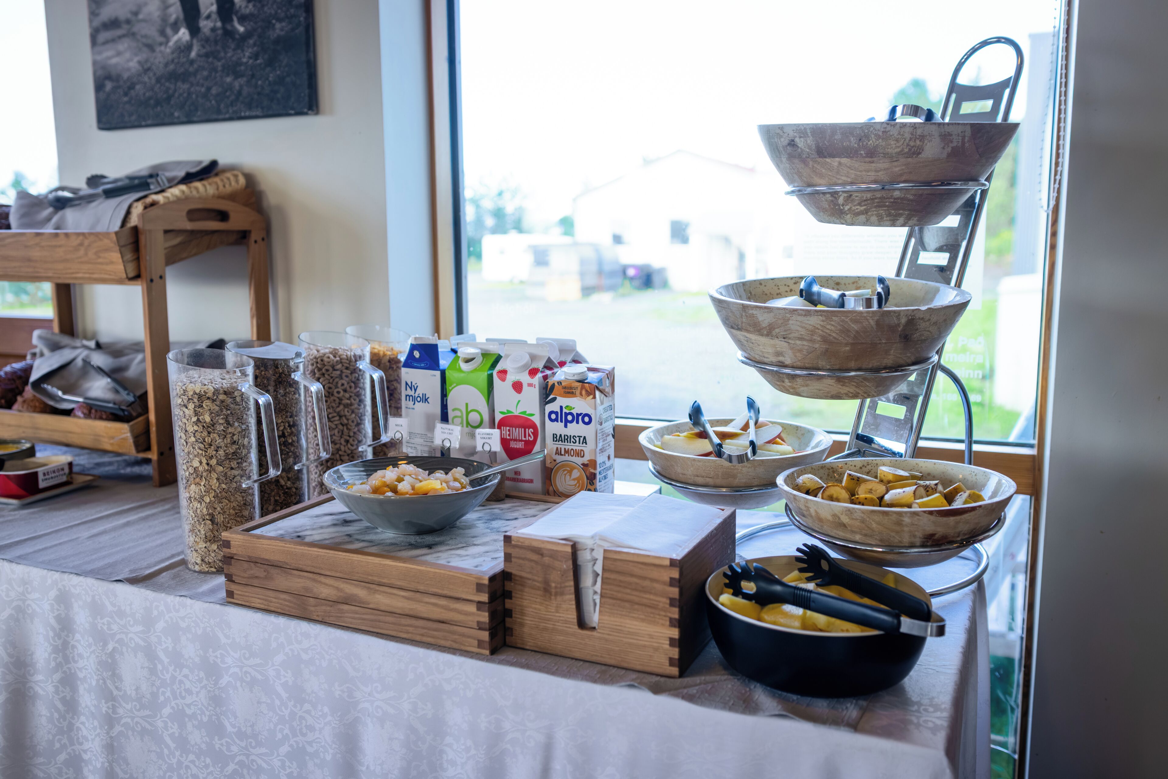 Un bufé de desayuno con diferentes alimentos y recipientes.