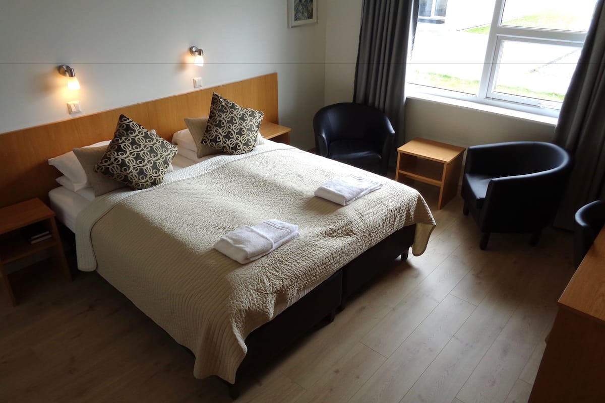 soundproofing, free wifi, bed sheets