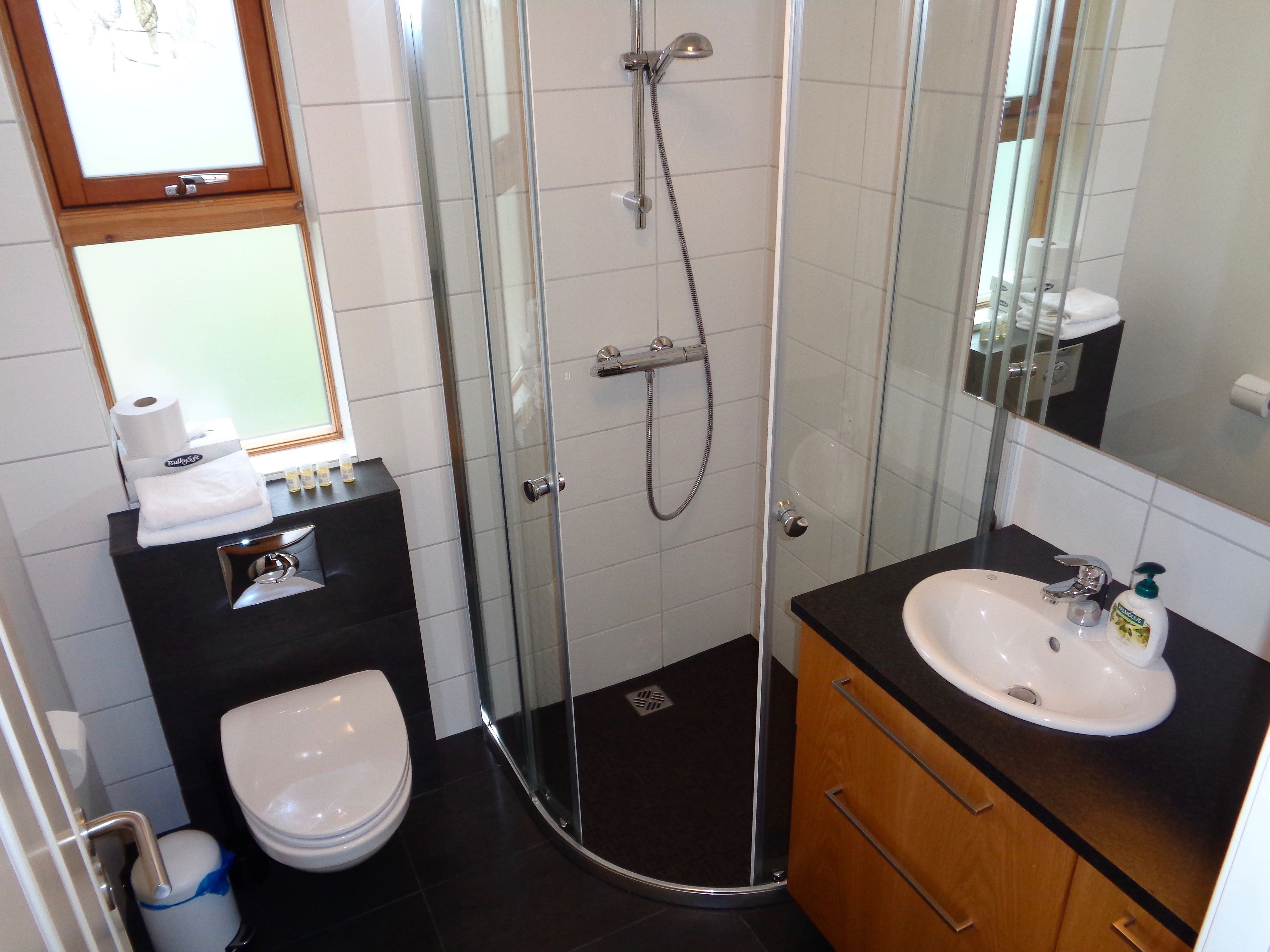 cottage | bathroom | shower, free toiletries, hair dryer, towels