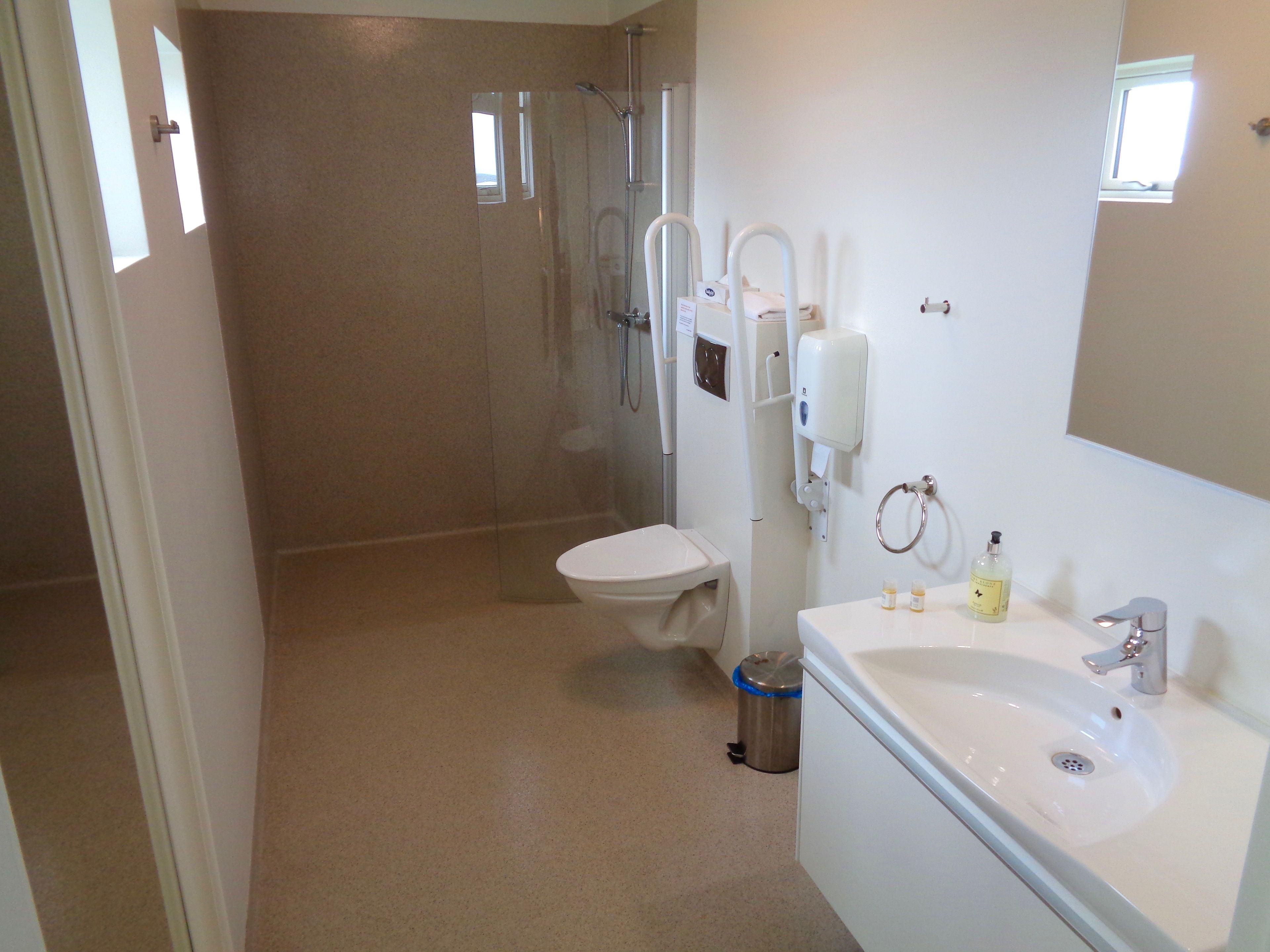 double room | bathroom | shower, free toiletries, hair dryer, towels
