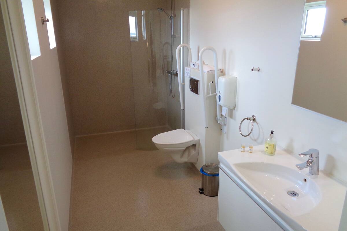 double room | bathroom | shower, free toiletries, hair dryer, towels