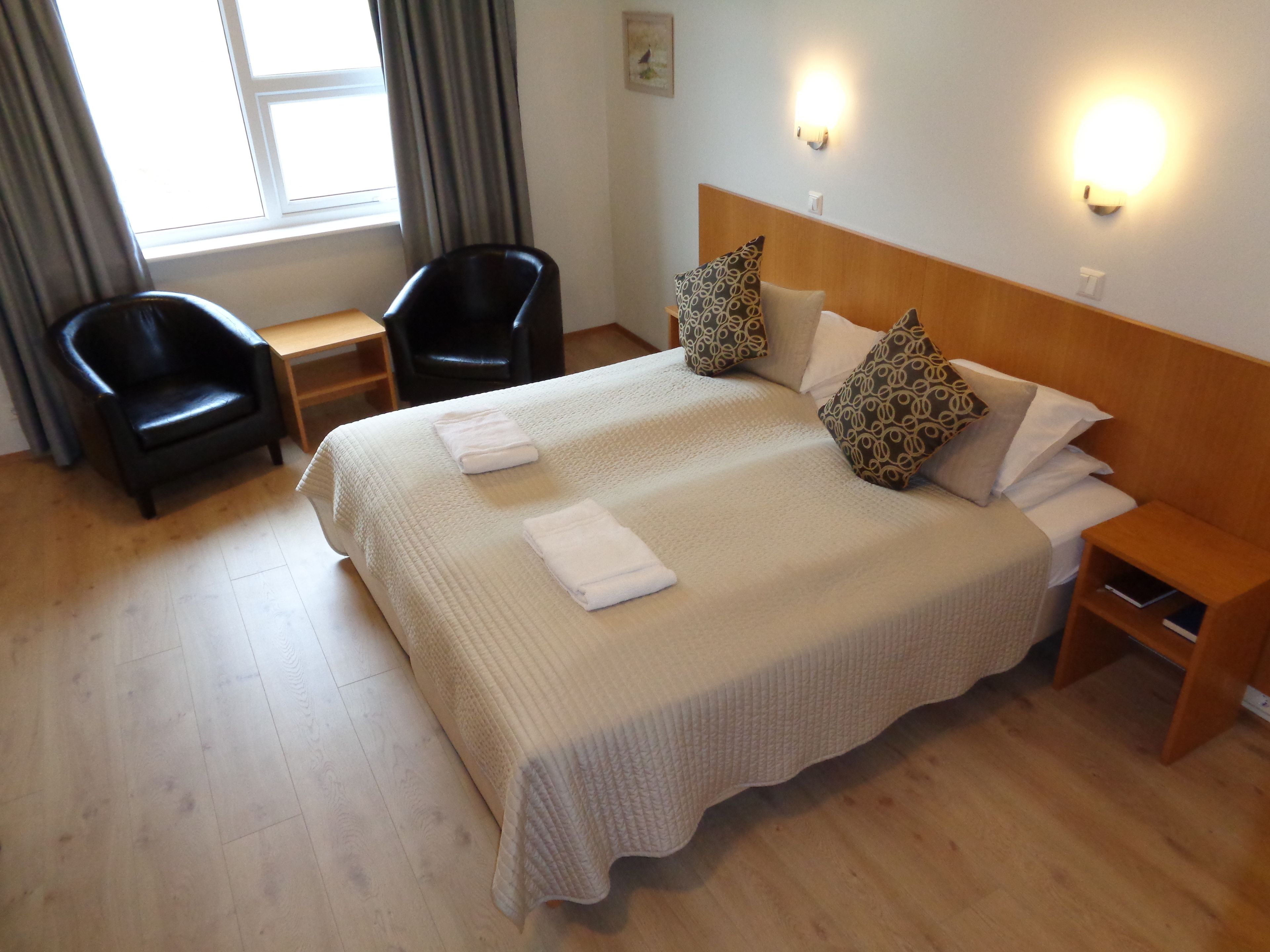 soundproofing, free wifi, bed sheets