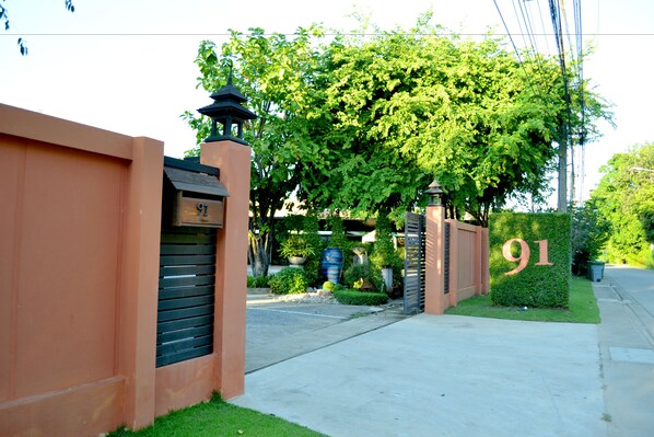 Vista frontal de la propiedad