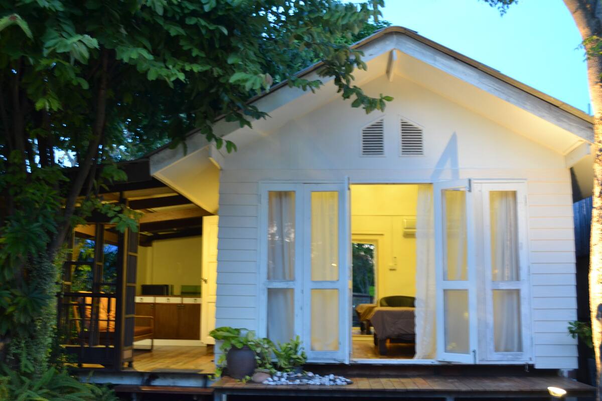 BGL01-White Bungalow | Escritorio, cortinas blackout, insonorización y camas extra