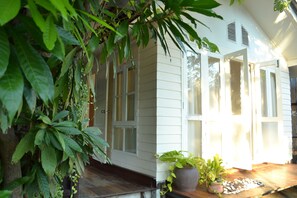 BGL01-White Bungalow | Exterior