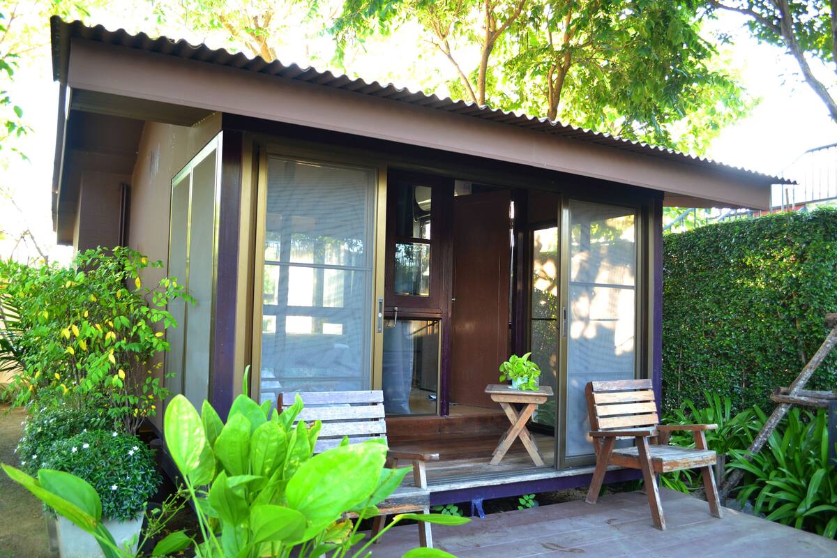 BGL07-Brown Cottage | Escritorio, cortinas blackout, insonorización y camas extra