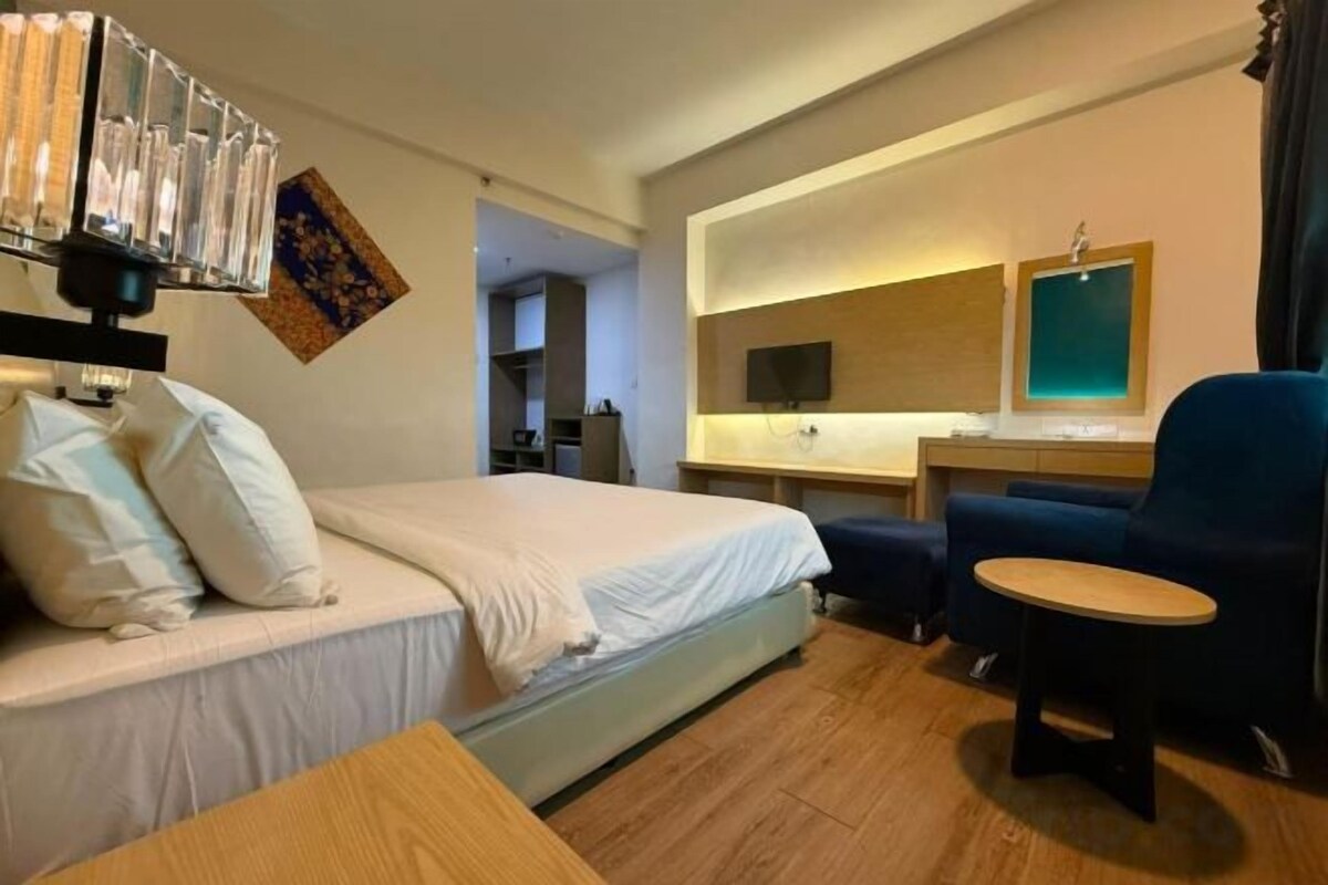 In-room safe, desk, iron/ironing board (on request), WiFi (free)