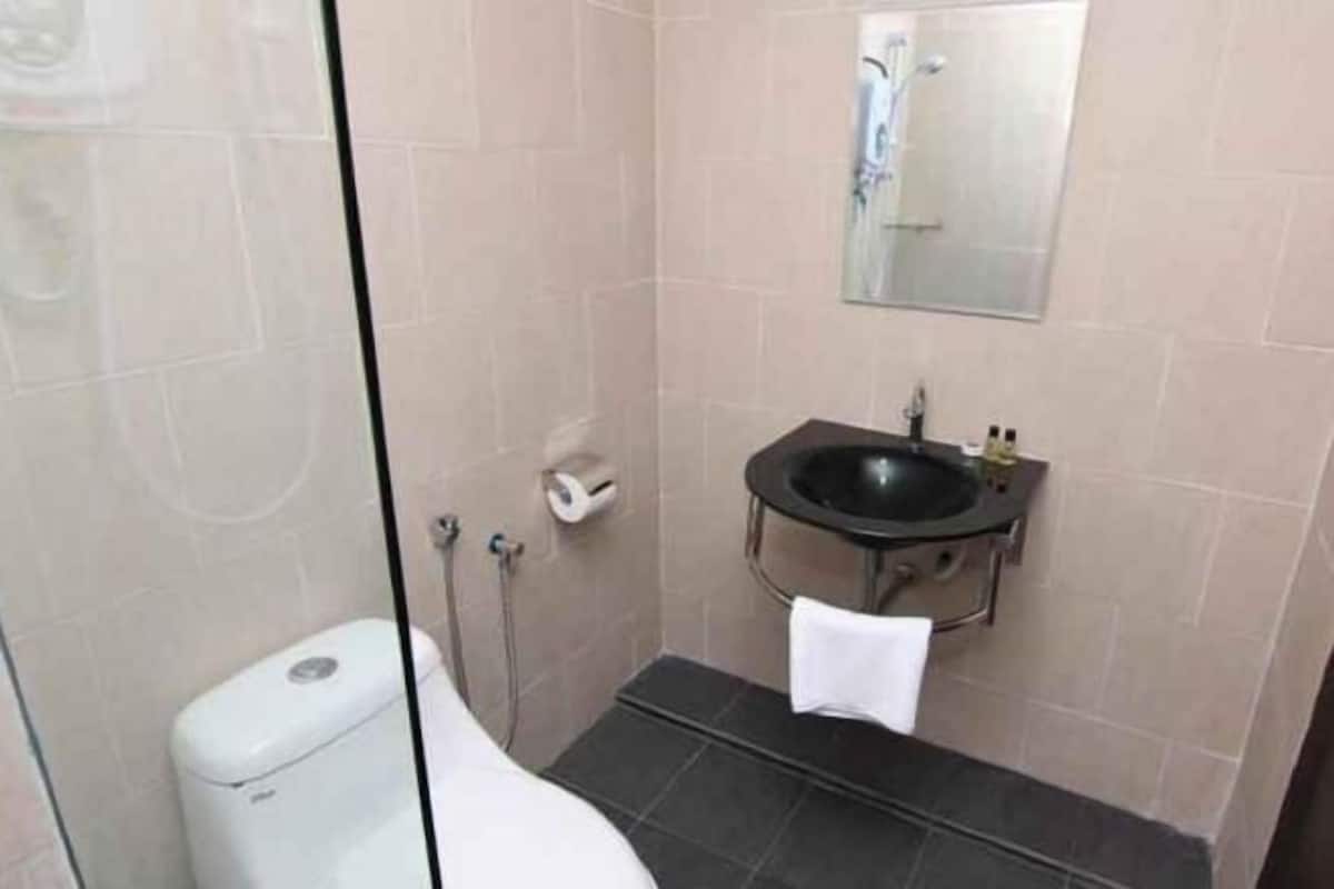 Douche, articles de toilette gratuits, sĂšche-cheveux