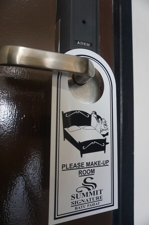 A door sign indicating a room for make-up. - Summit Signature Hotel Batu Pahat (Batu Pahat)