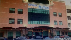 A building with a large arched entrance and a sign reading "Restora Sea View". - Summit Signature Hotel Batu Pahat (Batu Pahat)