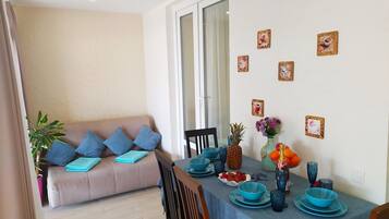 Luxury Apartment (Suite) | In-room safe, free WiFi, bed sheets