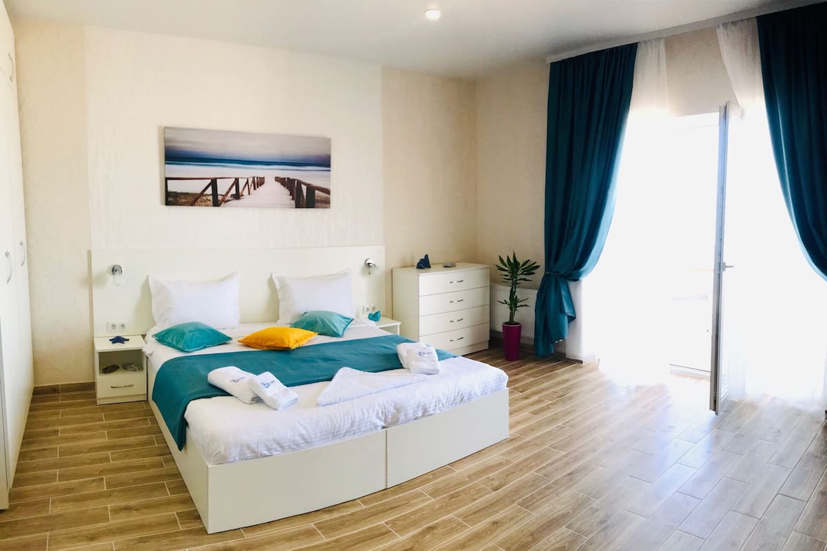 Habitación junior | 1 dormitorio, caja fuerte, wifi gratis y ropa de cama