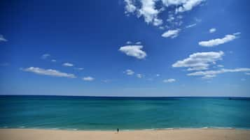 Sulla spiaggia, lettini da mare, ombrelloni, teli da spiaggia