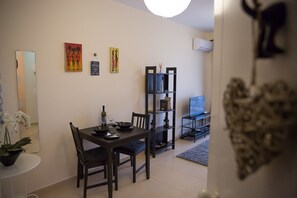 舒適公寓, 1 張標準雙人床, 露台, 城市景觀 | 起居區 | 36-吋平面電視、數位頻道、電視、Netflix