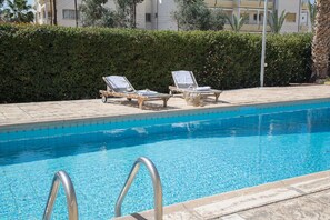 Piscina all'aperto, lettini