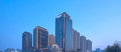 Overnatningsstedets facade – aften/nat