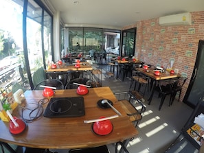 Aamiainen, lounas ja illallinen; kansainvälinen keittiö