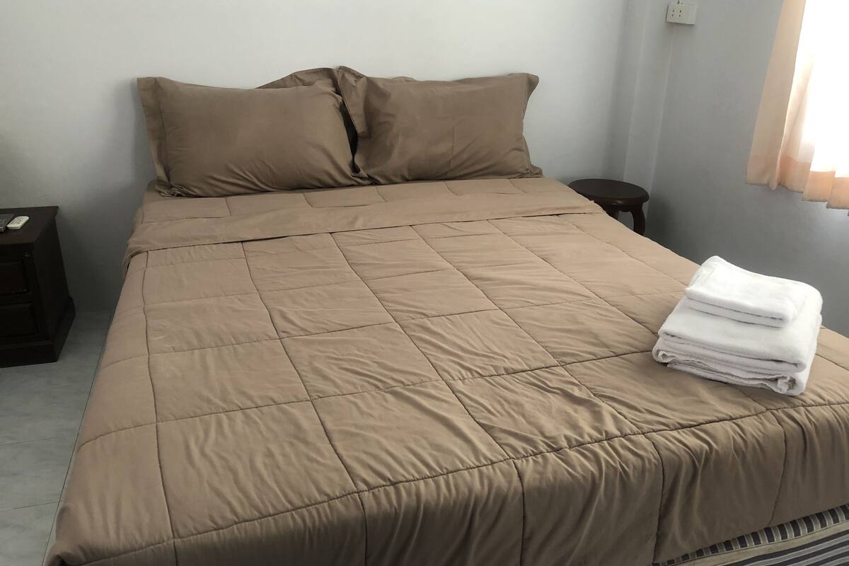 Maison familiale, 1 chambre, vue sur la plage, en face de la plage | 1 chambre, bureau, rideaux d’obscurcissement, accès au Wi-Fi (inclus)