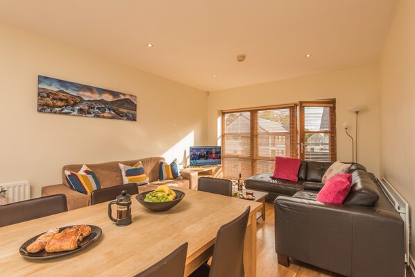 Apartment, 2 Bedrooms, 2 Bathrooms | Living room