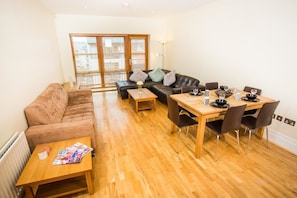 Flat-screen TV - Giant Serviced Apartments Malone Square (Belfast)