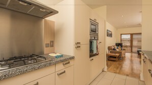 Apartment, 2 Bedrooms, 2 Bathrooms | Private kitchen | Fridge, microwave, oven, stovetop - Giant Serviced Apartments Malone Square (Belfast)