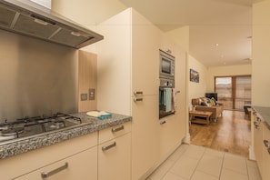 Apartment, 2 Bedrooms, 2 Bathrooms | Private kitchen | Fridge, microwave, oven, stovetop